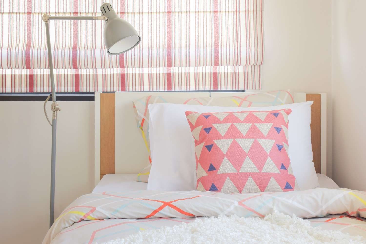Wie wählt man Raffrollos für das Schlafzimmer aus? Stilvolle Tipps von Jakobshop