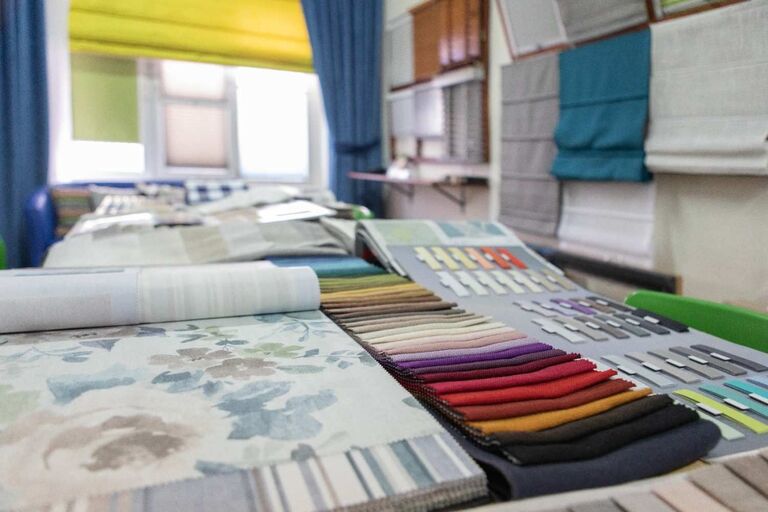 Welche Rollo Farbe passt zu Wandfarbe und Fenstern? Der ultimative Jakobshop-Ratgeber