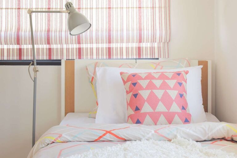 Wie wählt man Raffrollos für das Schlafzimmer aus? Stilvolle Tipps von Jakobshop