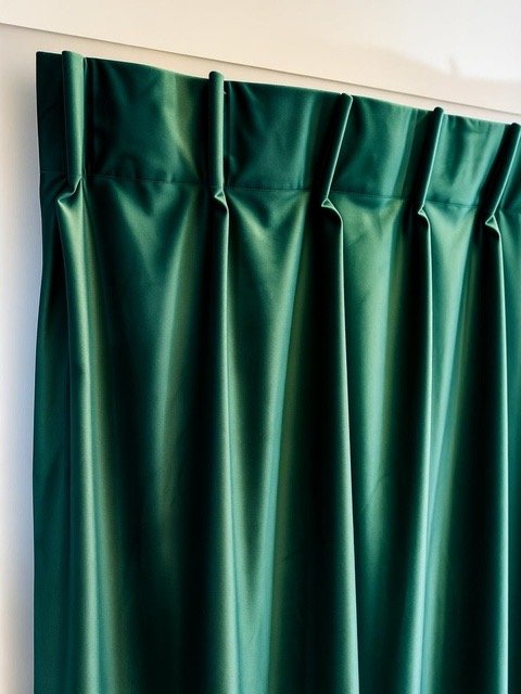 Vorhang mit Faltenband. Einzelne Falte.